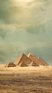 Pyramides majestueuses de Gizeh sous un ciel désertique