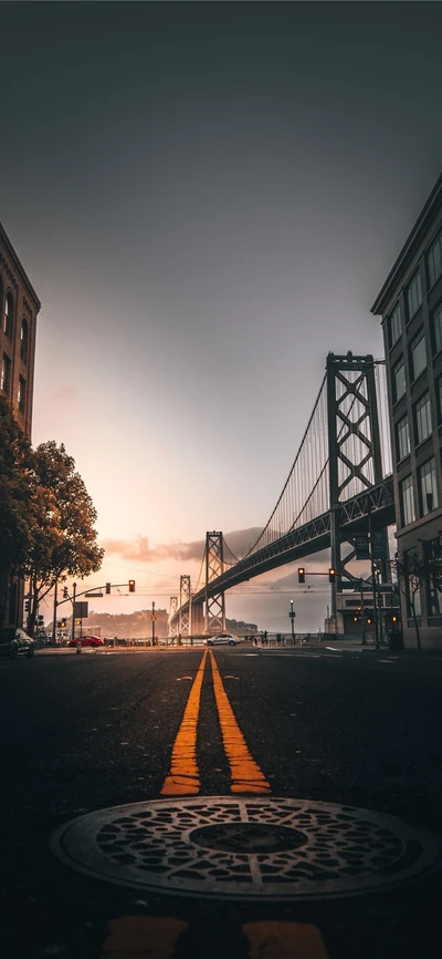 Paysage urbain avec pont au coucher du soleil