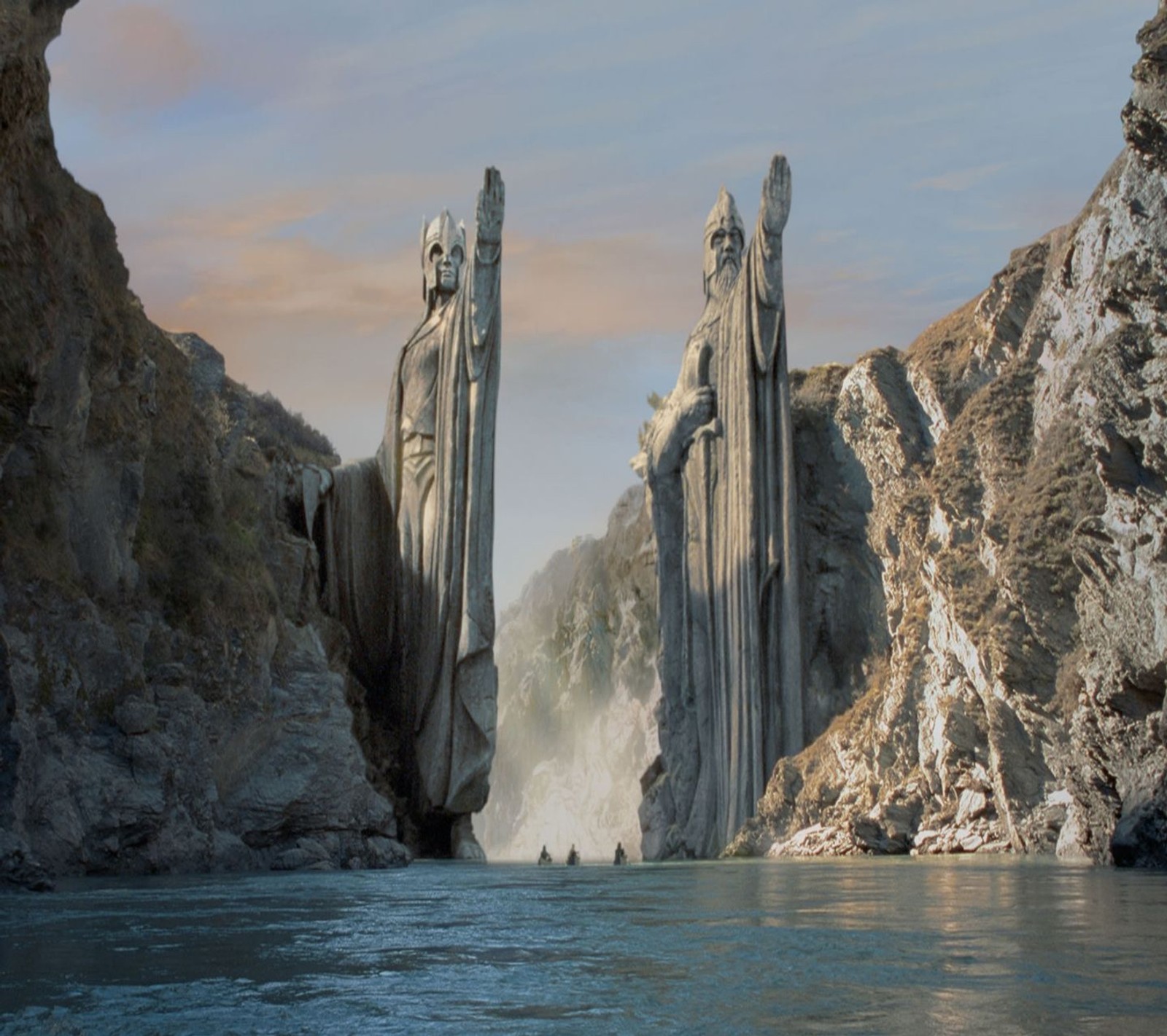 Un gros plan de deux statues dans une rivière près d'une falaise (argonath, le seigneur des anneaux, lord of the rings)