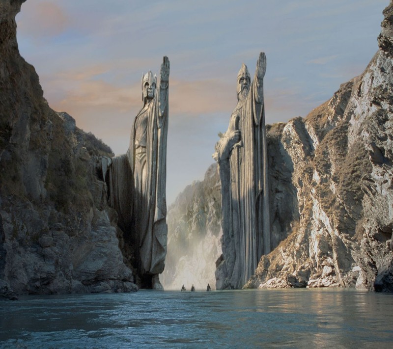 Крупный план двух статуй в реке у обрыва (argonath, властелин колец, lord of the rings)