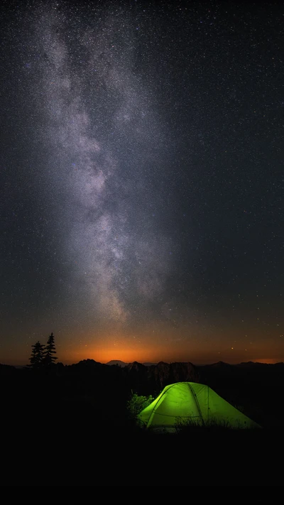 Camping unter dem perfekten schwarzen Nachthimmel