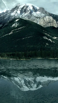 Montaña majestuosa reflejándose en un lago sereno