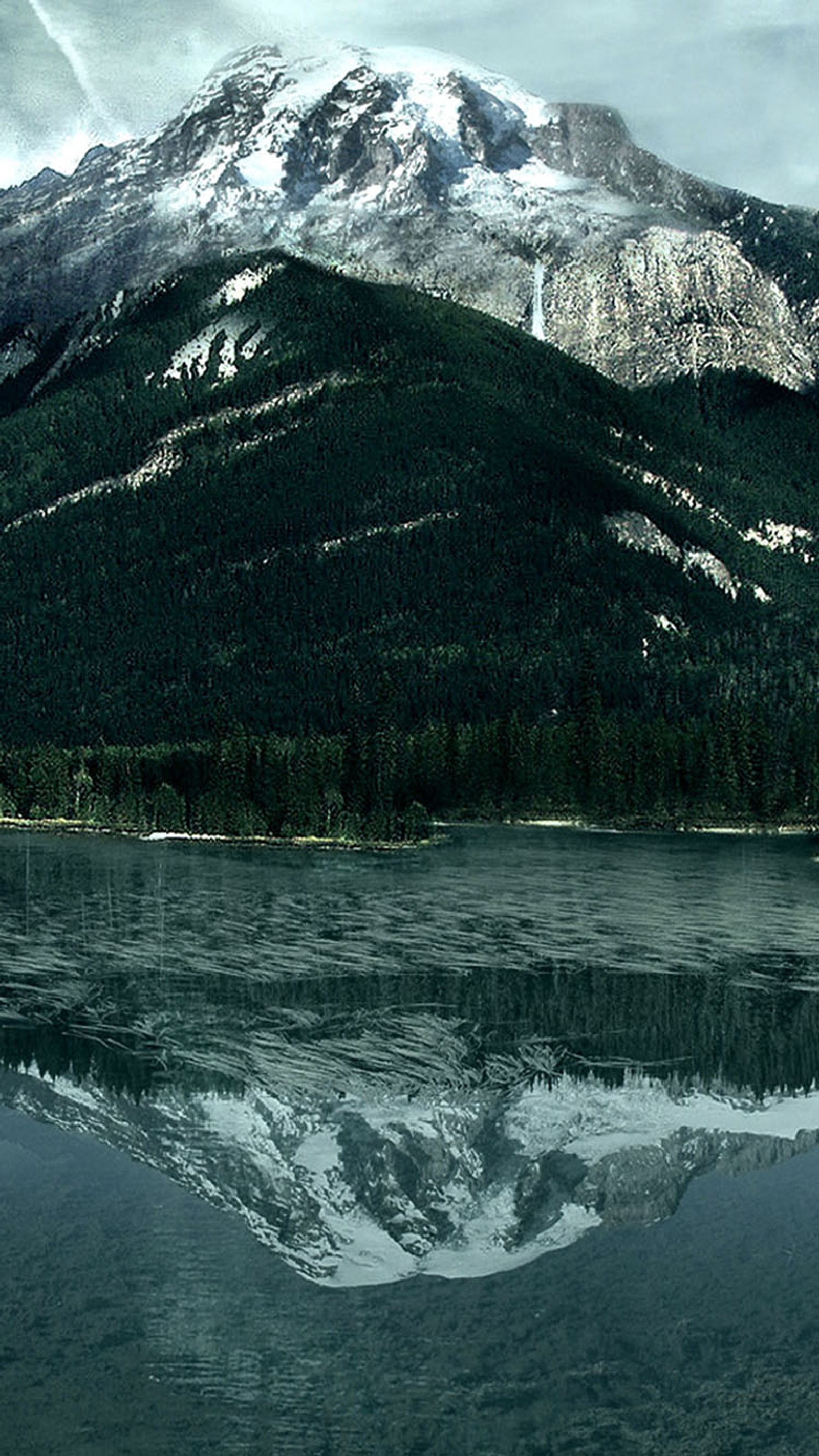 Mountains are reflected in the water of a lake (lake, mountain)