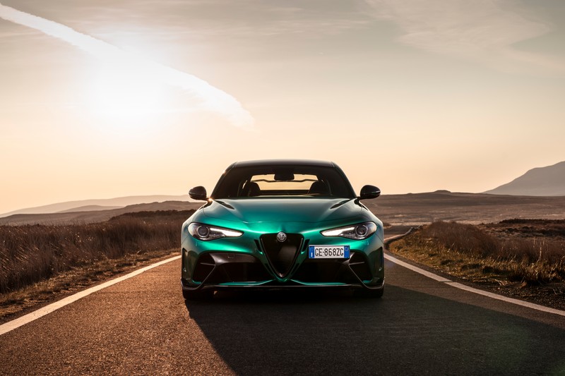 Крупный план зеленого автомобиля, едущего по дороге (alfa romeo giulia gtam, 2021, 5k, машины, обои 4k)