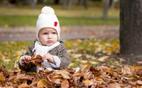 Mignonnerie en automne : Une fille jouant dans les feuilles