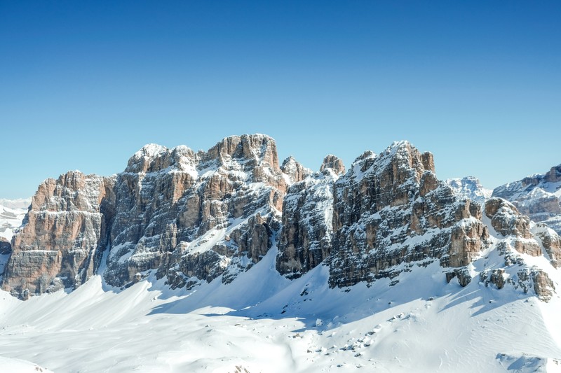 Горы, покрытые снегом, и сноубордисты в солнечный день (доломиты, dolomites, гора, снег, облако)