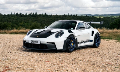 Porsche 911 GT3 RS 2023 avec le pack Weissach dans un paysage pittoresque