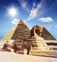 Grande Sphinx de Gizeh avec les Pyramides de Gizeh sous un soleil éclatant, un témoignage monumental de la civilisation égyptienne ancienne.