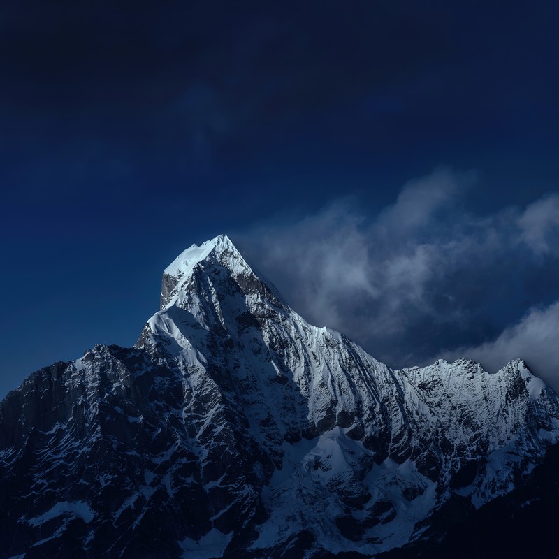 Арабская гора с заснеженной вершиной под облачным небом (гора сигунян, mount siguniang, пик, mi pad 5 pro, горы ционглай)