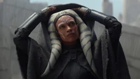 Ahsoka Tano em uma pose dramática, incorporando força e determinação em um cenário de Star Wars.