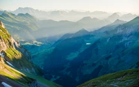 Deslumbrante amanhecer sobre o vale de Alpstein coberto de névoa