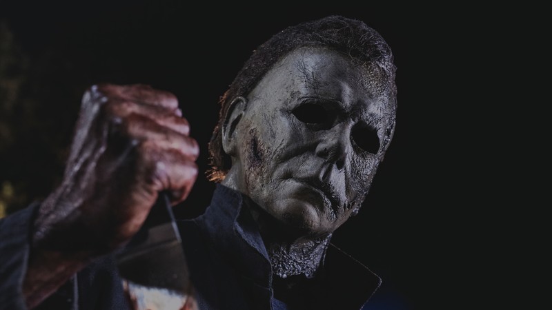 Крупный план человека с ножом в руке (хэллоуин убивает, halloween kills, 2021, фильм, майкл майерс)