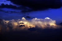 Nuages cumulus dramatiques illuminés par la lueur du crépuscule