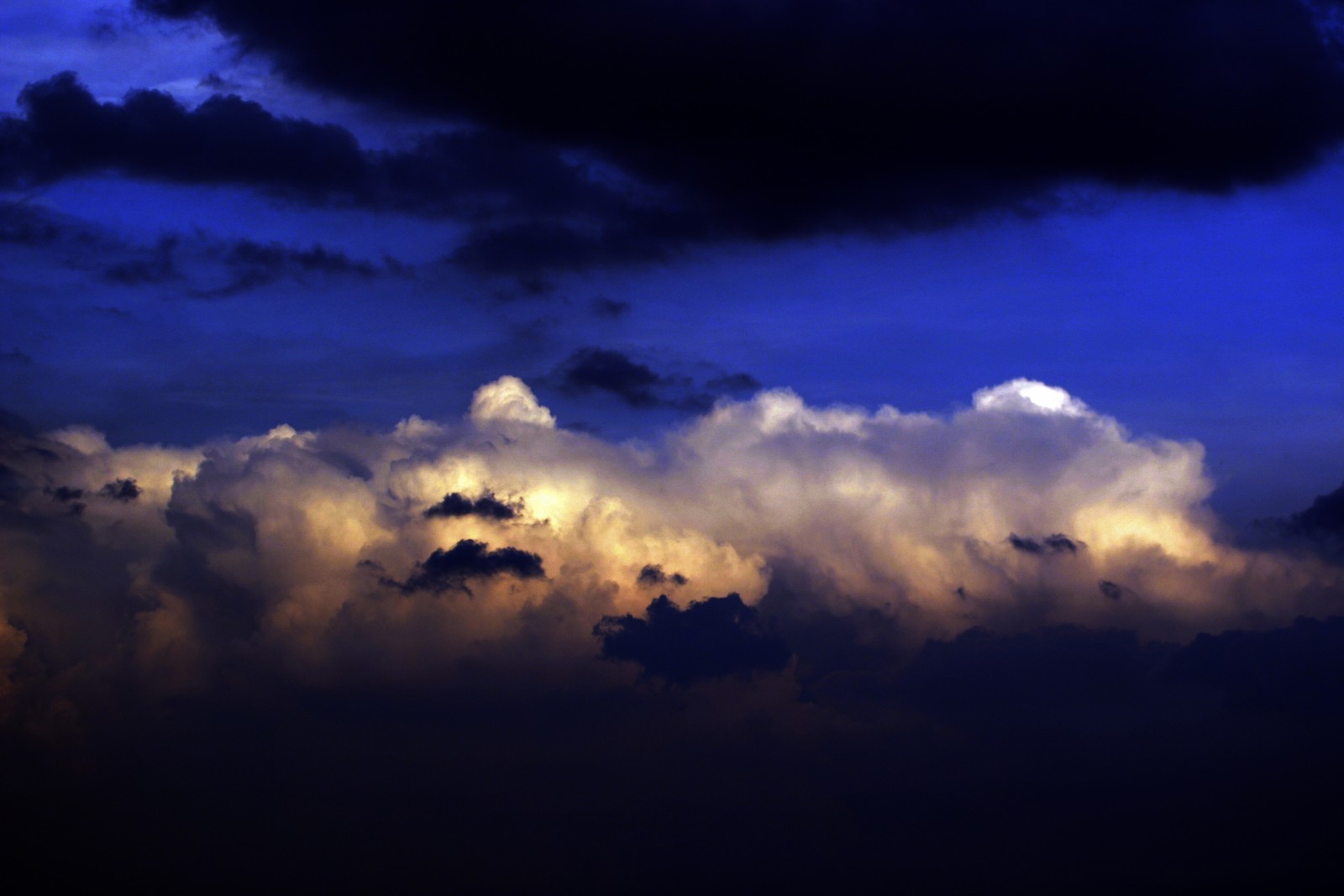 Vue aérienne d'un ciel nuageux avec un avion volant au loin (nuage, bleu, journée, cumulus, atmosphère)