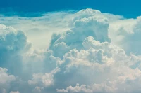 Nubes cúmulos majestuosas bajo un cielo azul brillante