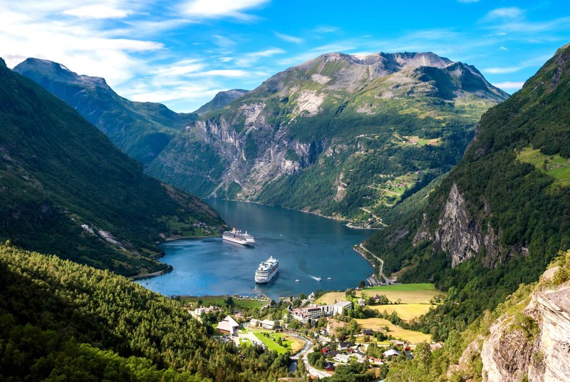 Вид на большое судно, плавающее в большом водоеме (гейрангер, geiranger, фьорд, водопад, гора)