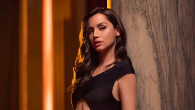 Ana de Armas en una impactante sesión de fotos, mostrando elegancia y atractivo contra un fondo dramático.