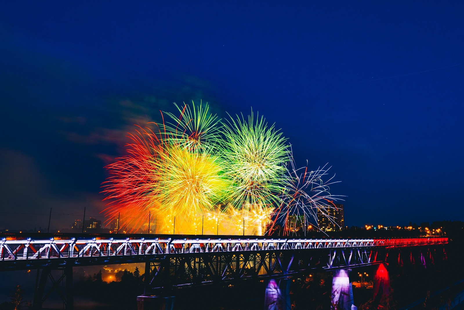 Feuerwerke erleuchten eine brücke im hintergrund (feuerwerk, nacht, festival, natur, stadtbild)