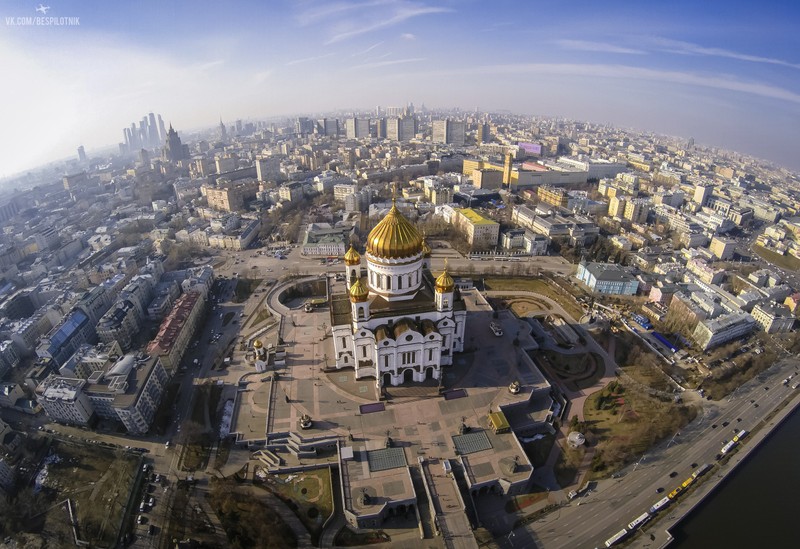 Аэросъемка большого города с золотым куполом на вершине (кельнский собор, достопримечательность, городская территория, город, небо)