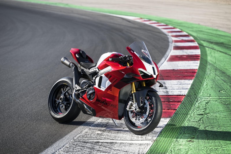 Арабский мотоцикл на трассе с красной и белой полосой (ducati panigale v4 r, гоночная трасса, спортивные мотоциклы, 5k, 8k)