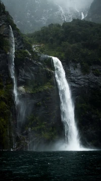 Chute d'eau majestueuse au milieu de la sérénité des hautes terres