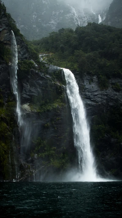 Cachoeira majestosa em meio à serenidade das terras altas