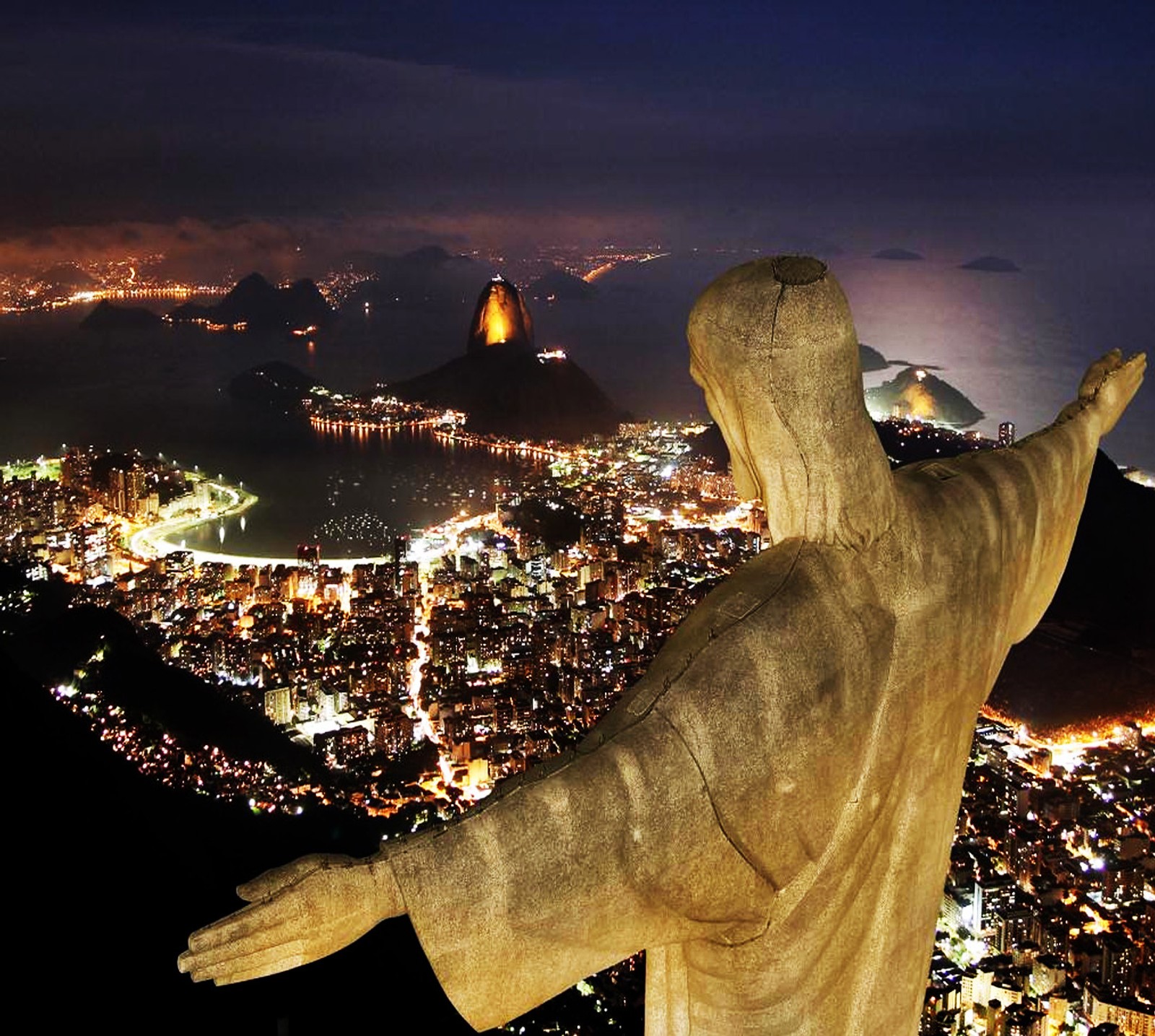 Statue von jesus, die über eine stadt bei nacht blickt (natur, rio de janerio)