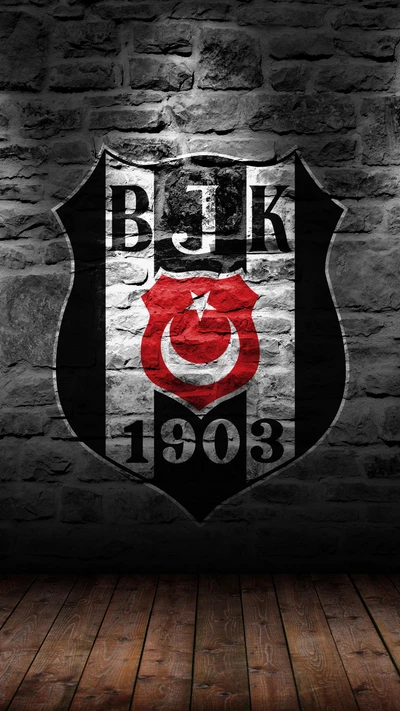 BJK 1903 : Emblème de l'aigle noir de Besiktas sur un mur en pierre