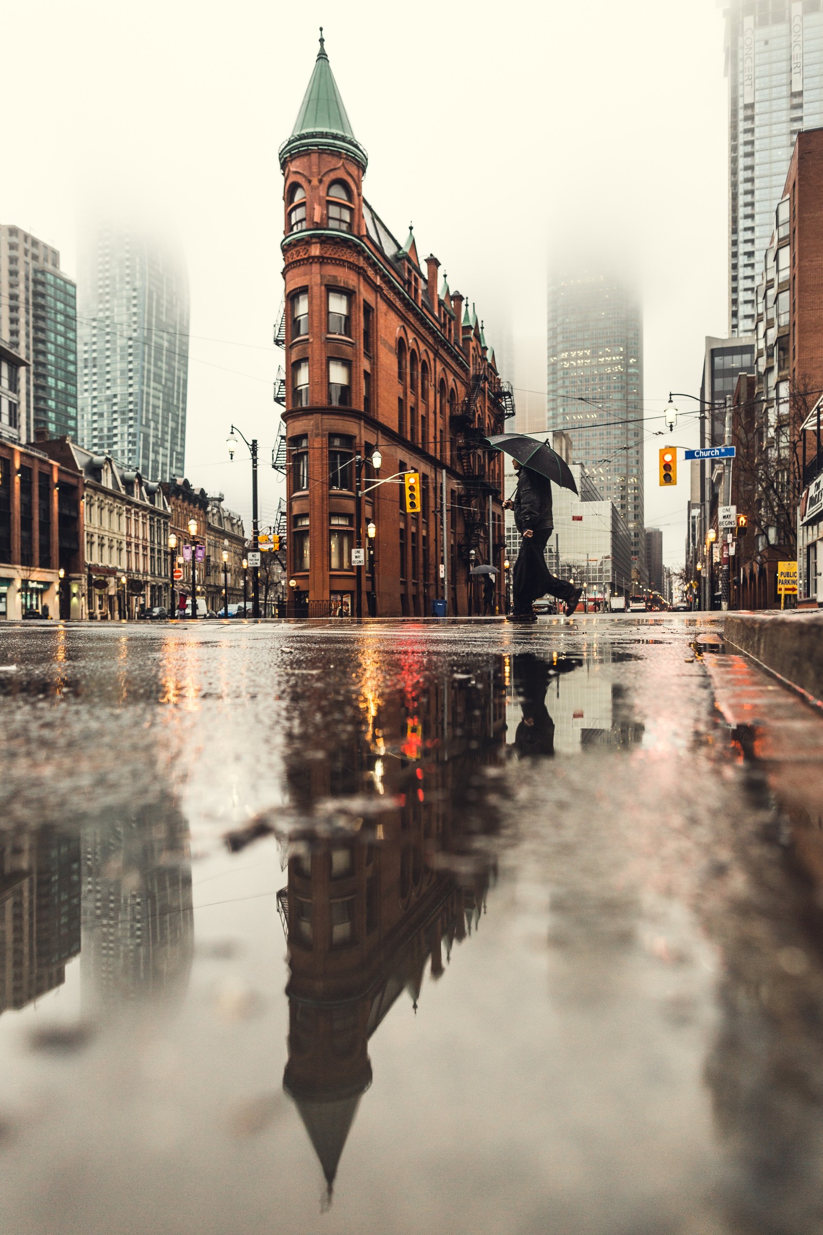 Une personne marche dans la rue avec un parapluie (canada, ville)