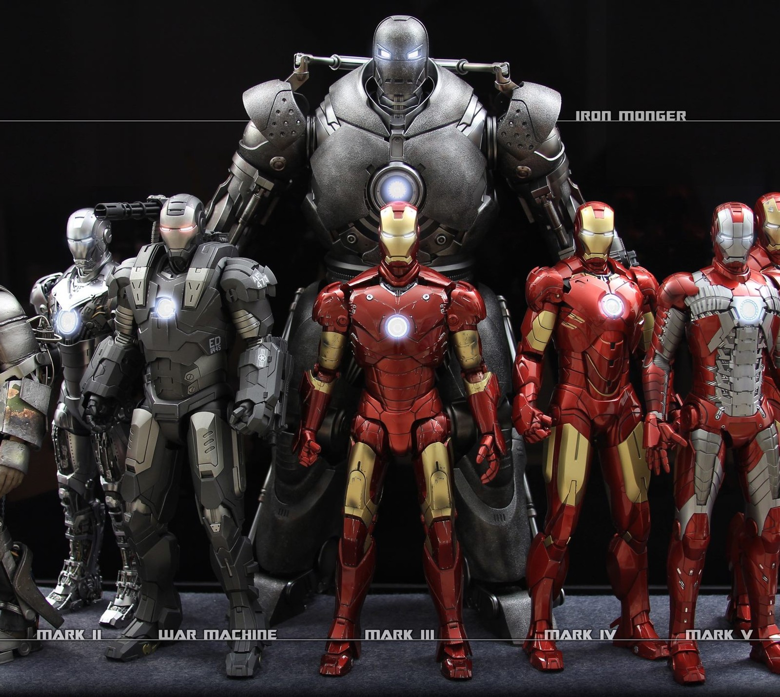 Un gros plan d'un groupe de figurines iron man en exposition (marvel)