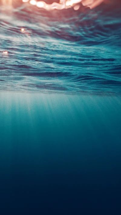 Vagues sous-marines sereines au crépuscule