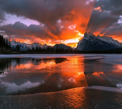 Pôr do sol sobre reflexos congelados na majestosa paisagem de Alberta