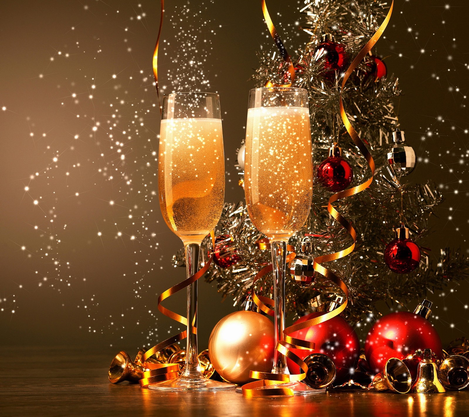 Two champagne flutes with champagne in front of a christmas tree (christmas, happy, merry christmas, new year, year)