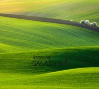 Яркие зеленые холмы под ясным небом, запечатленные на Samsung Galaxy S4