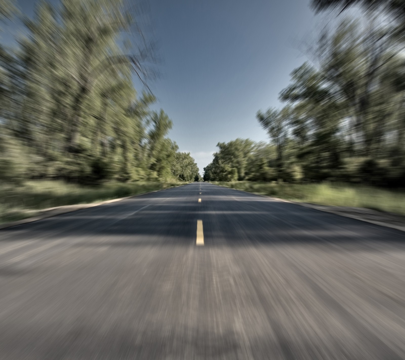 Размытая фотография дороги с деревьями и голубым небом (my road, мой путь в дизайнах)