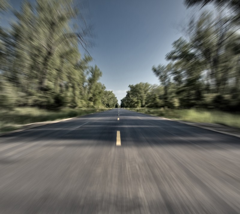 Размытая фотография дороги с деревьями и голубым небом (my road, мой путь в дизайнах)