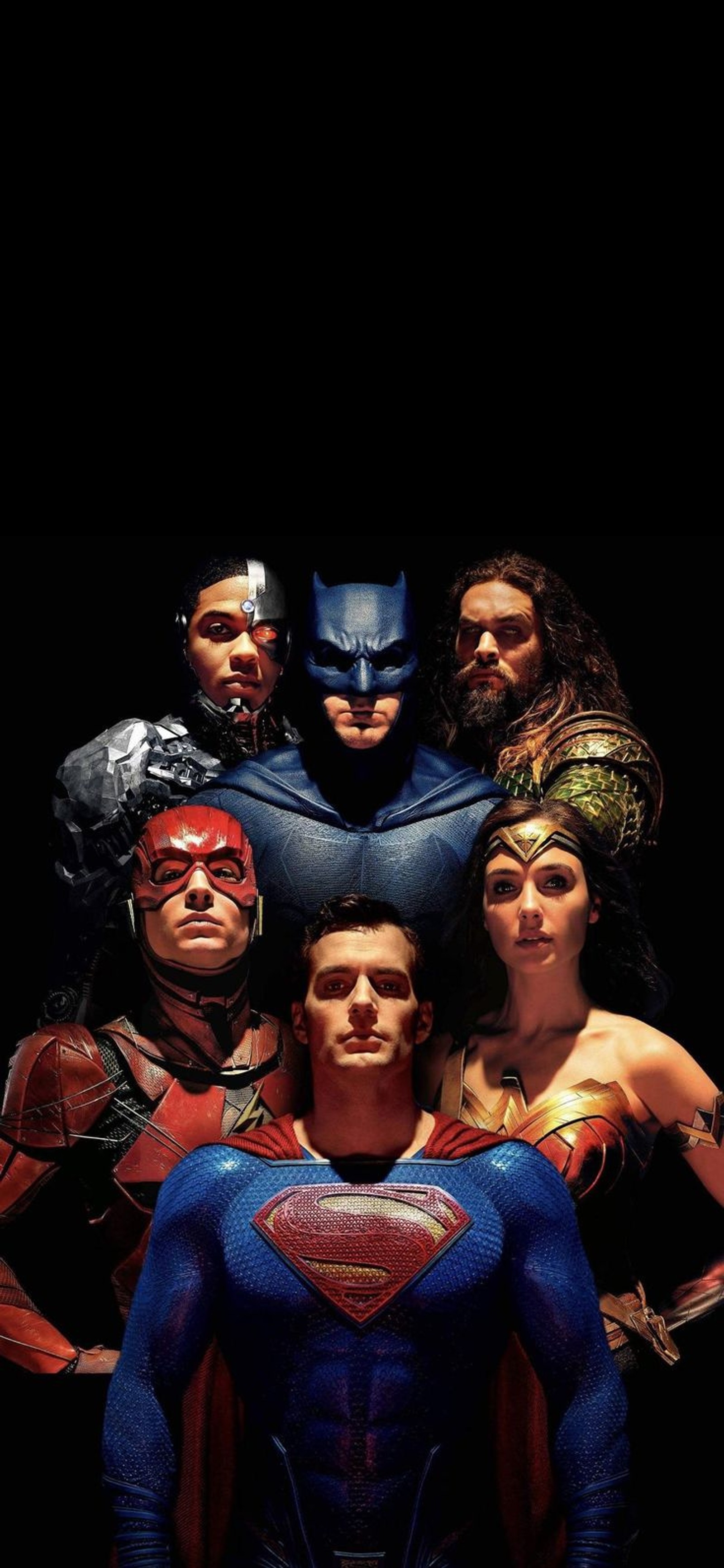 Un grupo de personas disfrazadas de superhéroes posando para una foto (aquaman, batman, cyborg, destello, justicia)