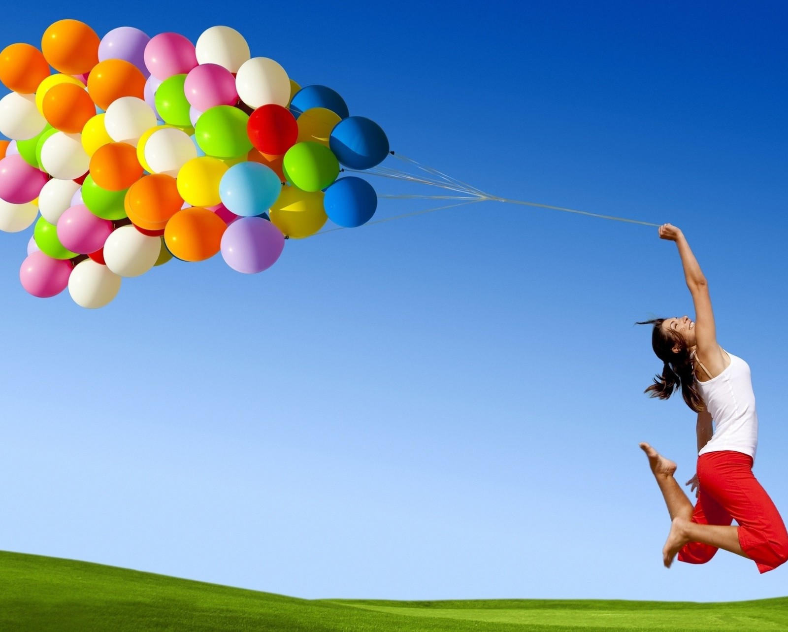 Femme arabe sautant dans les airs avec des ballons dans les airs (ballon, couleurs, fille, samsung)