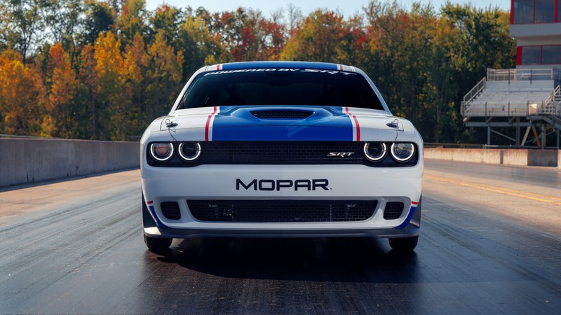 Белый dodge charger с синими полосами, движущийся по дороге (mopar dodge challenger drag pak, 2020, машины, обои 4k)