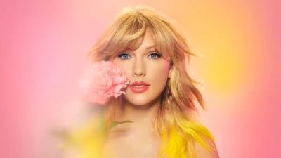 Taylor Swift con una flor rosa contra un fondo pastel vibrante.