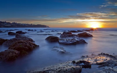 Coucher de soleil serein sur la côte rocheuse