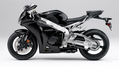 Moto sportive Honda CBR noire élégante avec un design moderne, mettant en valeur son carénage aérodynamique et sa posture puissante.