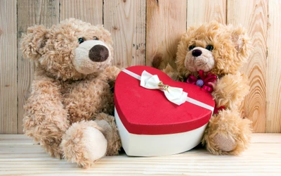 Osos de peluche compartiendo una caja de regalo en forma de corazón, simbolizando amor y compañerismo.