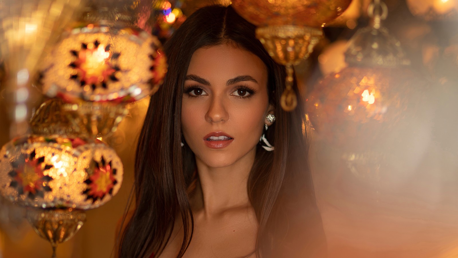 Une femme arabe en robe blanche posant devant un lustre (victoria justice, célébrité, actrice, femmes, filles)