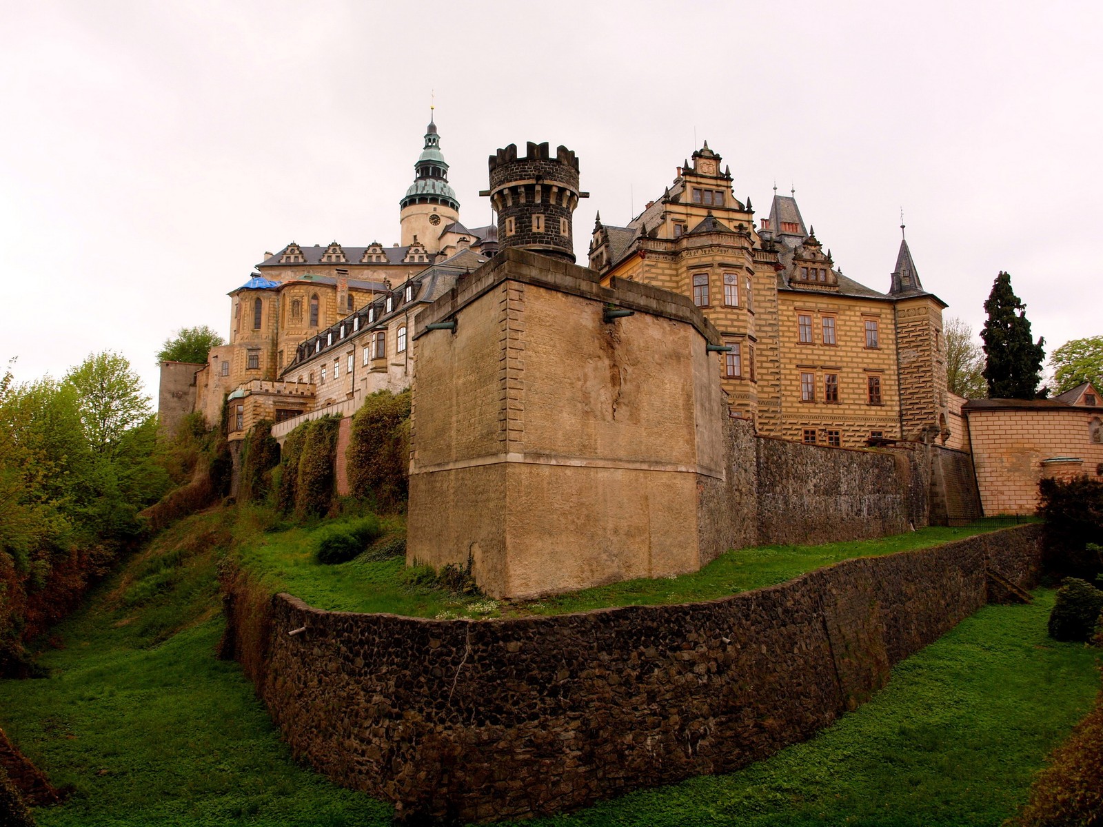 Il y a un grand château avec une tour de l'horloge au sommet (château, douves, bâtiment, bien immobilier, architecture médiévale)