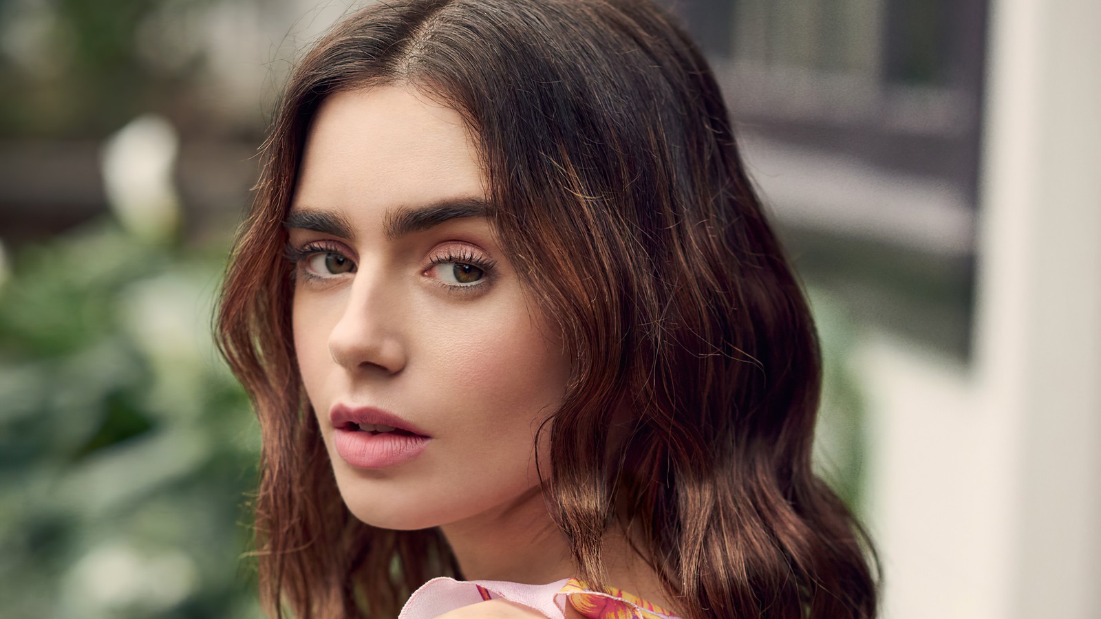 Femme arabe avec de longs cheveux bruns et une chemise rose (lily collins, beau, actrice, femmes, filles)