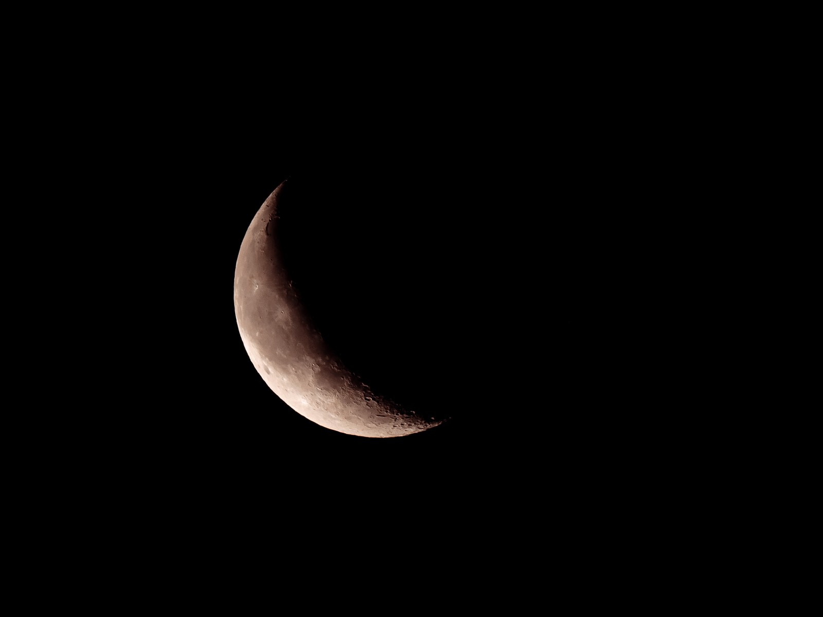 Un primer plano de una media luna con un fondo negro (creciente, negro, objeto astronómico, belleza, naturaleza)