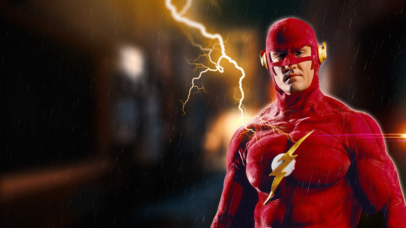 Крупный план человека в костюме флэша, стоящего под дождем (флэш, the flash, супергерои dc, dc superheroes, dc comics)