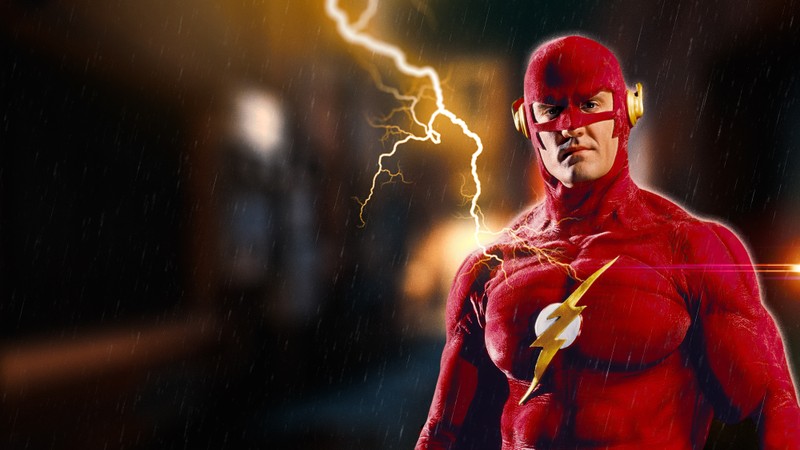 Крупный план человека в костюме флэша, стоящего под дождем (флэш, the flash, супергерои dc, dc superheroes, dc comics)