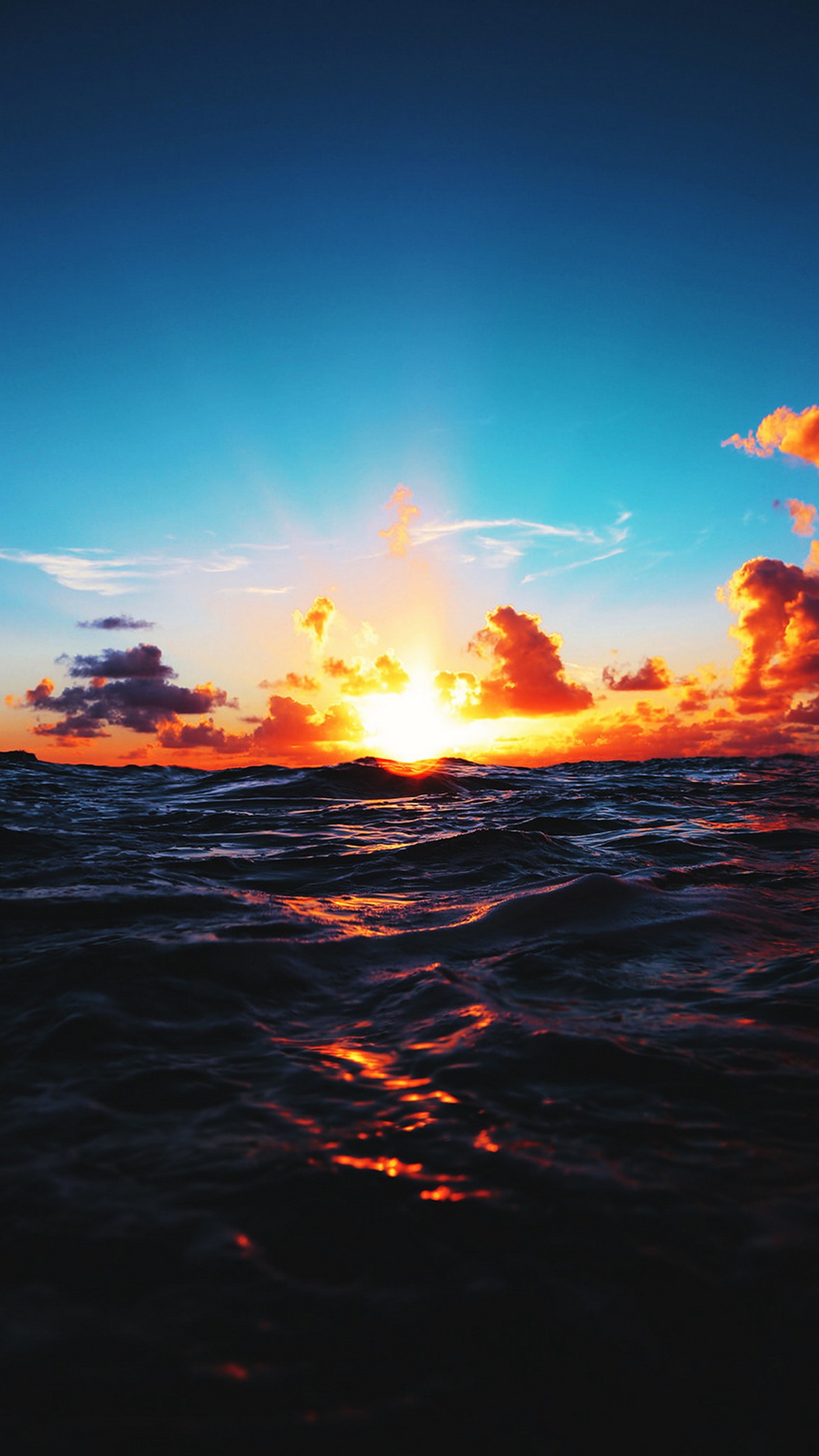 Vue aérienne d'un coucher de soleil sur l'océan avec une vague (nature, nuage, eau, liquide, paysage naturel)